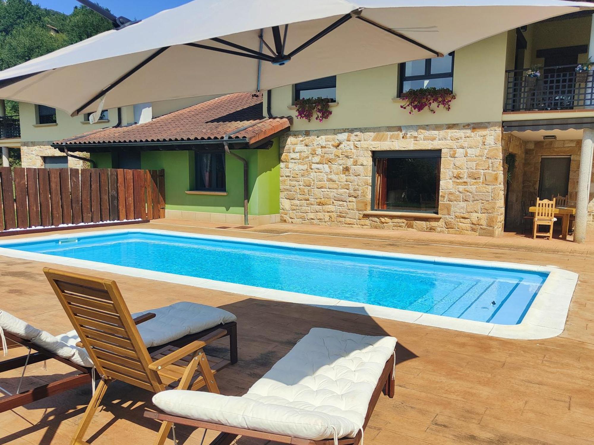 Chalet Con Piscina Climatizada En La Naturaleza Areatza Exterior foto